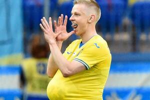 Після забитого гола Зінченко засунув м'яч під футболку і подивився на трибуну, де сиділа його дружина