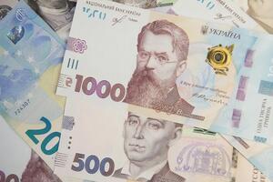 Гривня подешевшала щодо євро і подорожчала щодо долара