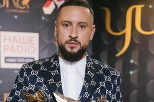 Сыновья Монатика позировали на фоне звезды с именем отца на Аллее славы