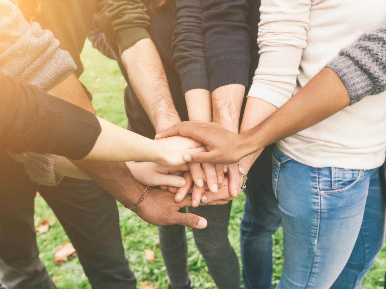 Сегодня отмечают Международный день друзей, Международный день аккредитации и Международный день архивов