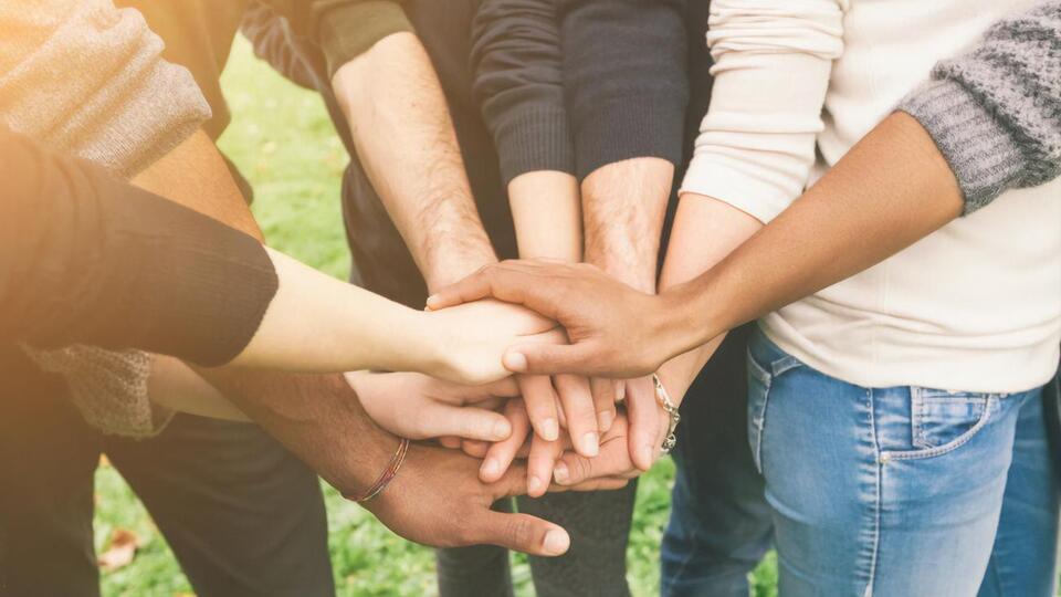 Сьогодні встановлено Міжнародний день друзів, Міжнародний день акредитації та Міжнародний день архівів