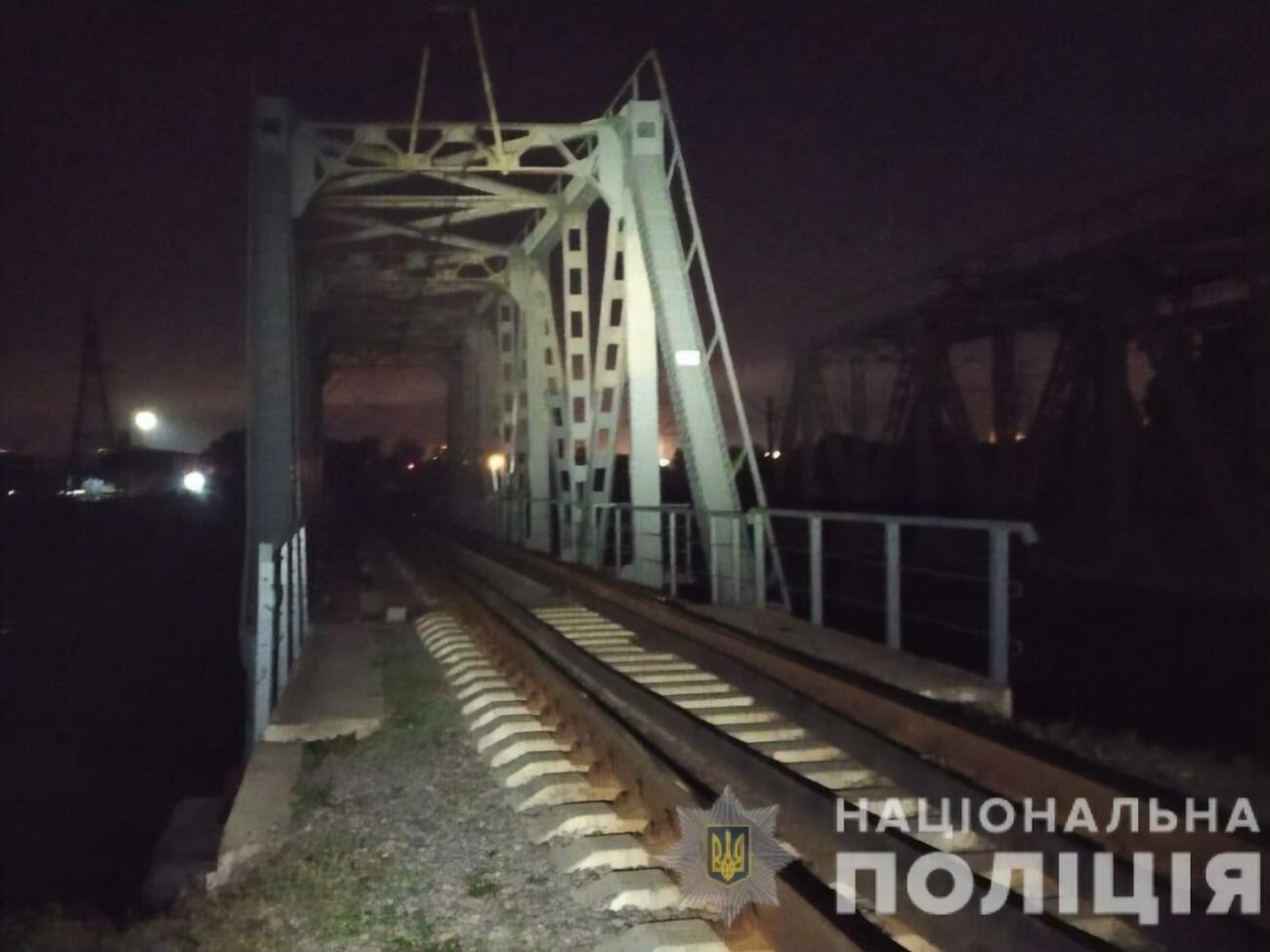 Дівчинка впала з висоти приблизно 8 метрів