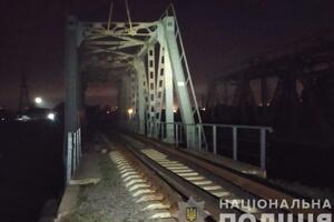 Дівчинка впала з висоти приблизно 8 метрів