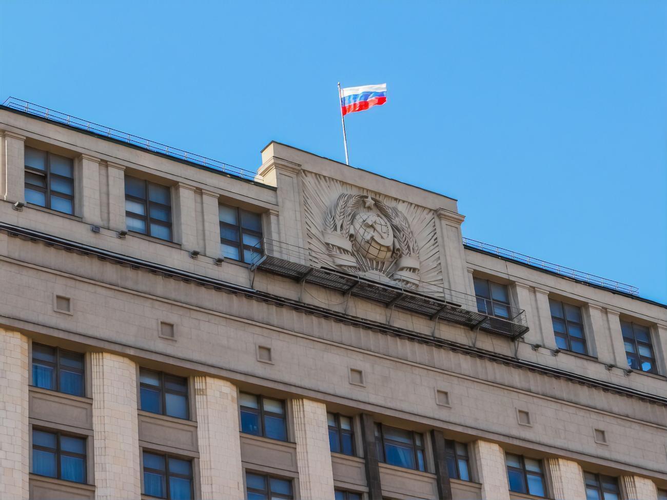Принятый Госдумой закон распространяется на&nbsp;публичные выступления, произведения, демонстрируемые публично, а также СМИ и интернет