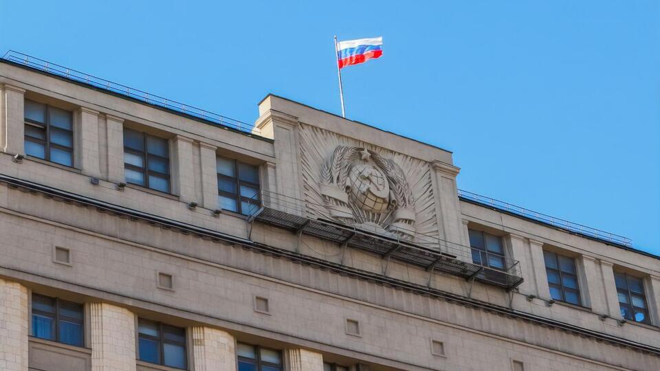 Принятый Госдумой закон распространяется на публичные выступления, произведения, демонстрируемые публично, а также СМИ и интернет