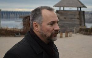 Максим Остапенко: Этот остров, расположенный посреди Днепра, символически может объединить и правый, и левый берега Днепра, что очень нужно для нашей страны