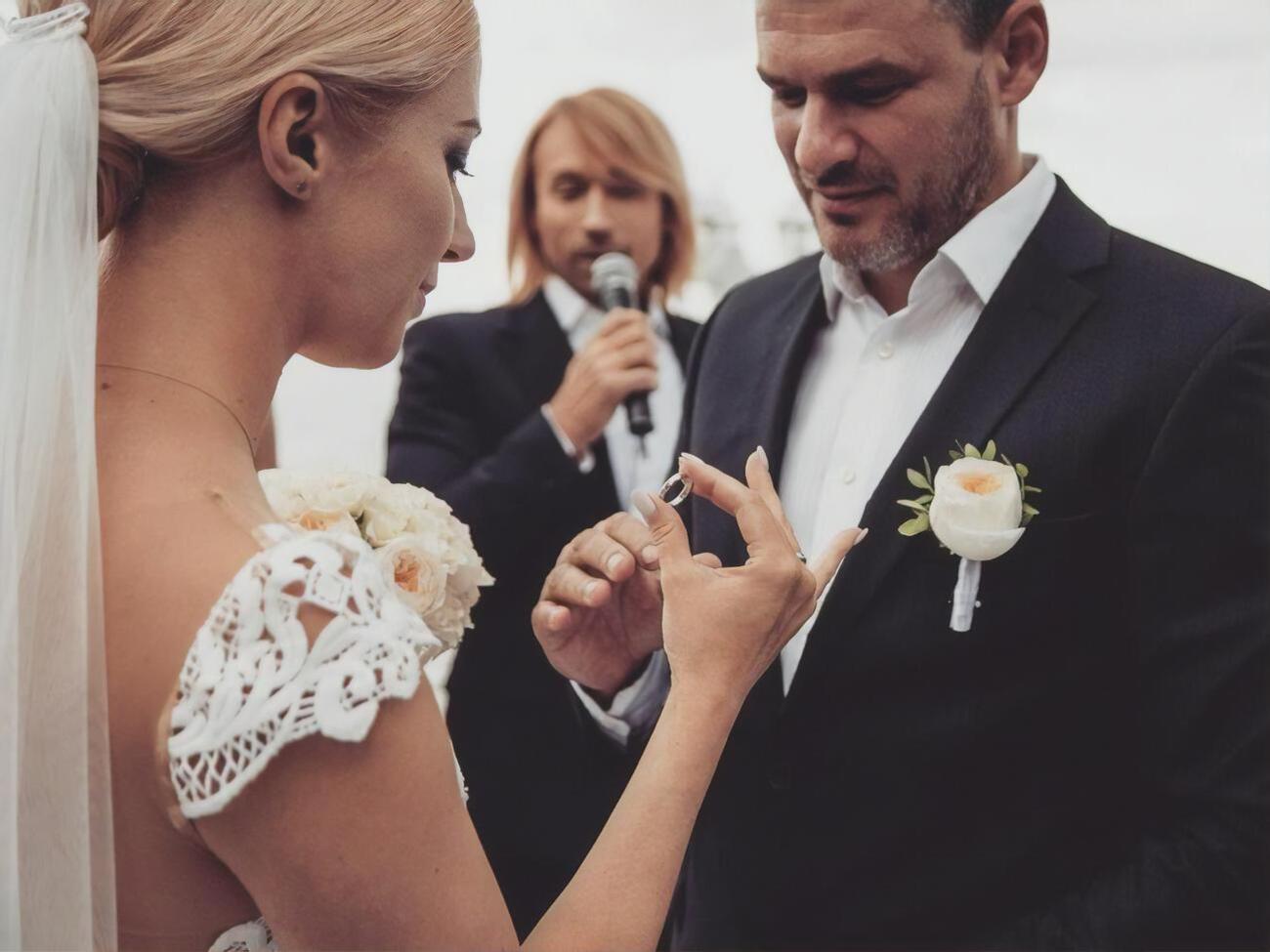 Кадр из клипа "Душа", в котором Матвиенко и Мирзоян снялись в роли новобрачных