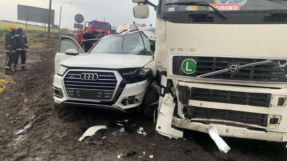 Полиция предварительно установила, что водитель внедорожника выехал со второстепенной дороги на главную, не пропустив грузовик
