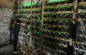 Під час обшуків правоохоронці вилучили понад 350 одиниць обладнання для генерації криптовалюти