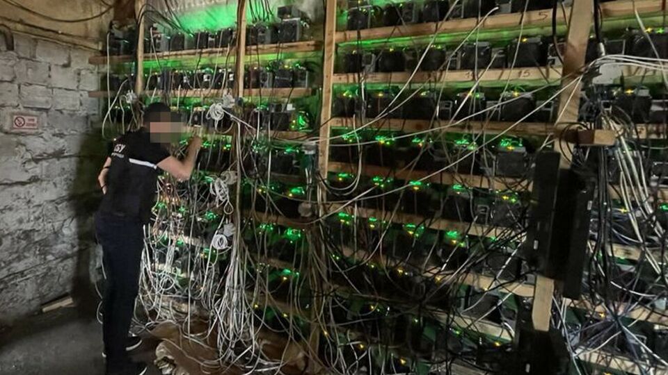 В ходе обысков правоохранители изъяли более 350 единиц оборудования для генерации криптовалюты