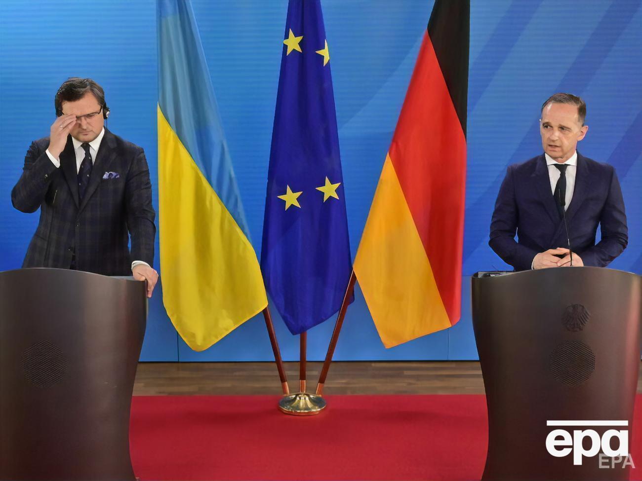 Кулеба (слева) во время совместной пресс-конференции с Маасом заявил, что в Германии нет запрета&nbsp;продавать оружие Украине