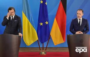 Кулеба (ліворуч) під час спільної пресконференції з Маасом заявив, що в Німеччини немає заборони продавати зброю Україні