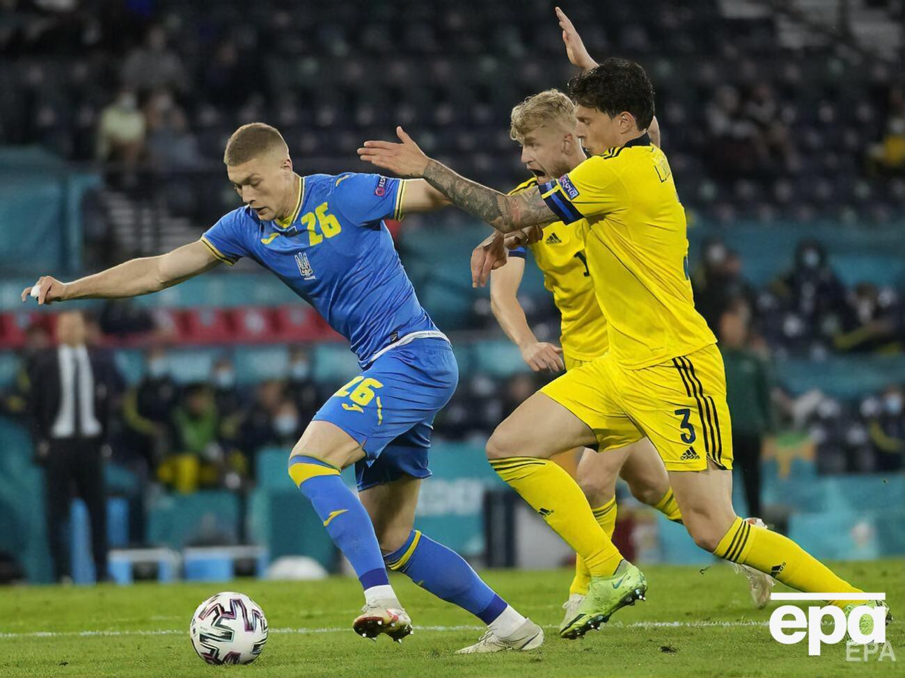 Довбик (зліва) вийшов на поле у другому овертаймі