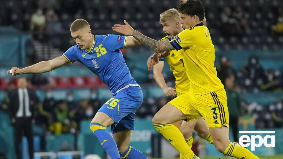 Довбик (зліва) вийшов на поле у другому овертаймі