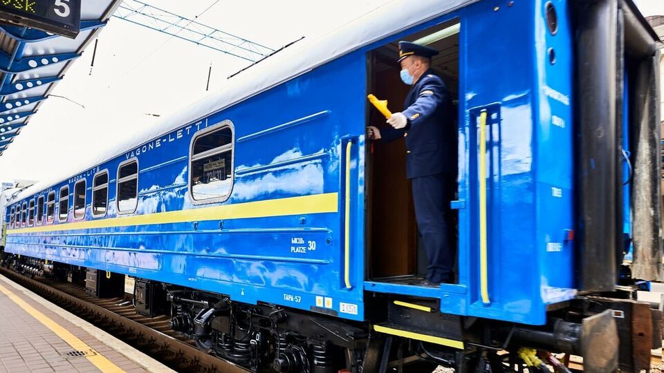 Відомо про затримку восьми поїздів