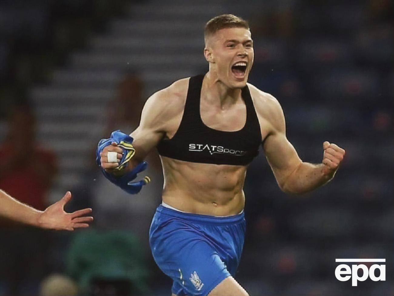 Артем Довбик (справа) відразу після забитого гола, який вирішив результат матчу Швеція &ndash; Україна і дозволив українській збірній пробитися в 1/4 фіналу Євро 2020