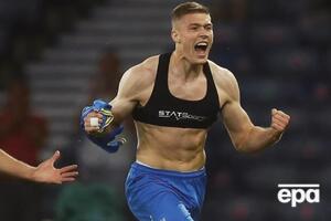 Артем Довбик (справа) відразу після забитого гола, який вирішив результат матчу Швеція – Україна і дозволив українській збірній пробитися в 1/4 фіналу Євро 2020