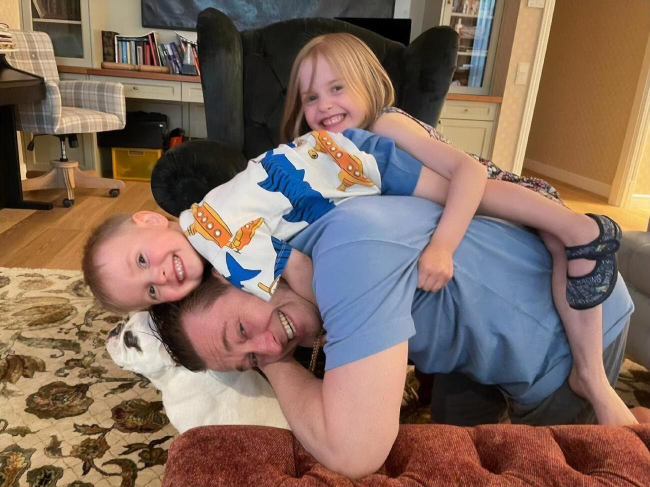 Безруков с младшими детьми Марией и Степаном