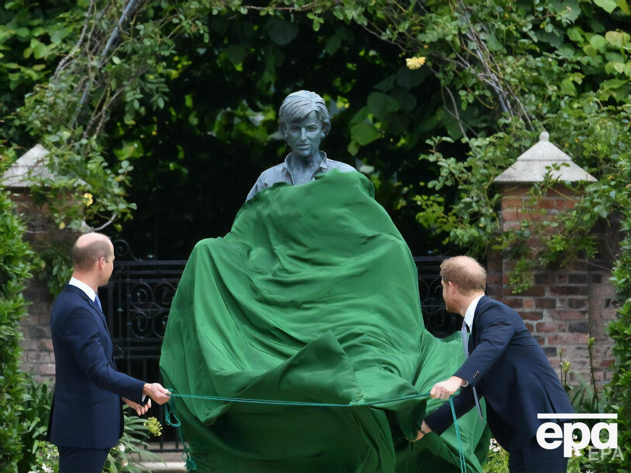 Принцы Уильям и Гарри открыли памятник принцессе Диане. Фоторепортаж