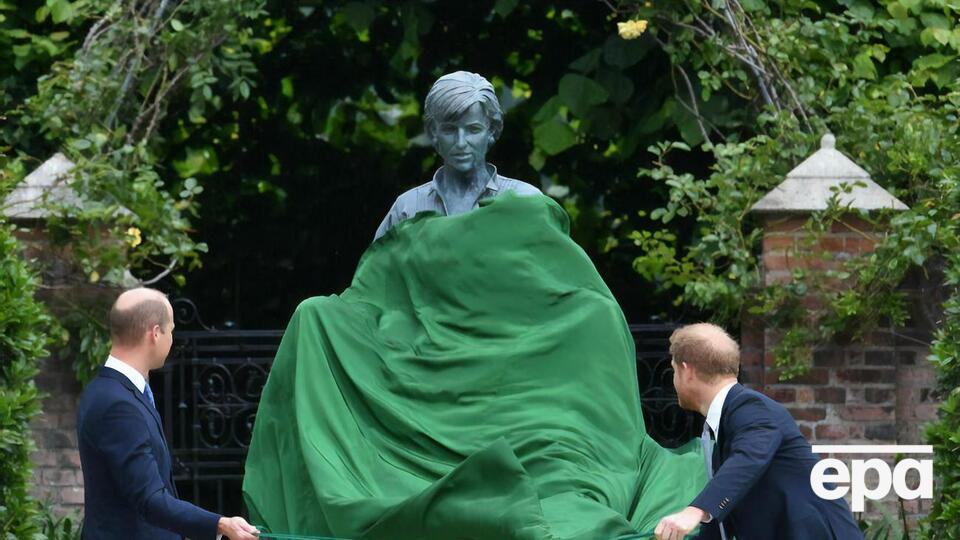 Принцы Уильям и Гарри открыли памятник принцессе Диане. Фоторепортаж