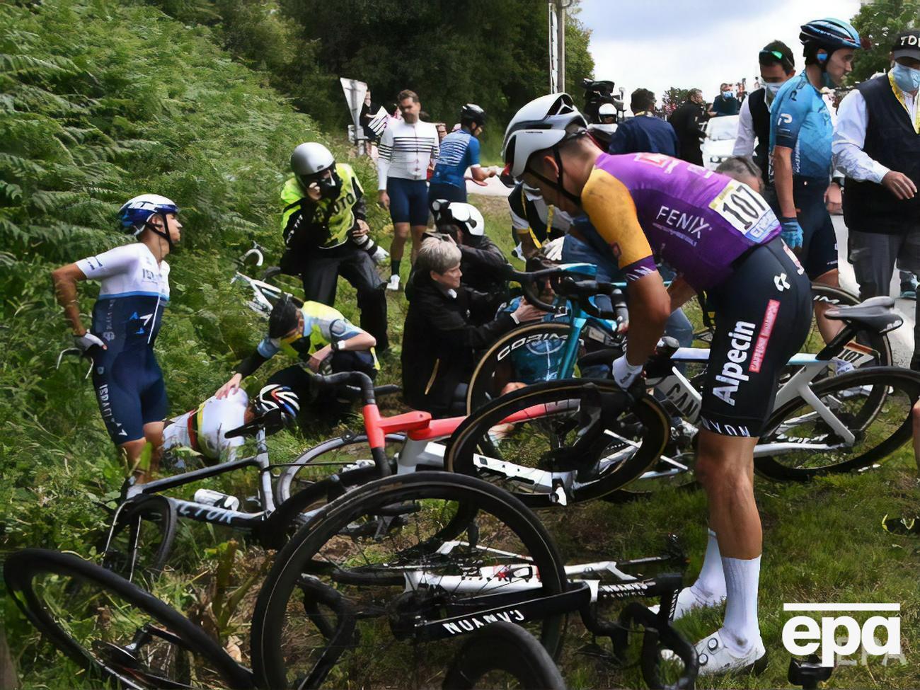 Женщина выставила плакат так, что за него зацепился один из велосипедистов