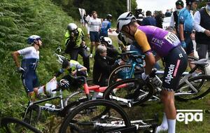 Женщина выставила плакат так, что за него зацепился один из велосипедистов