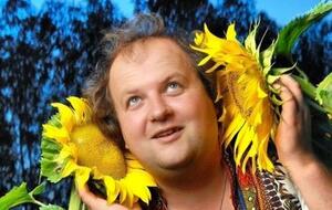 По словам Бронюка, девушки из "ассоциация Лилек" часто обращались к нему с просьбой написать трек в честь их имен