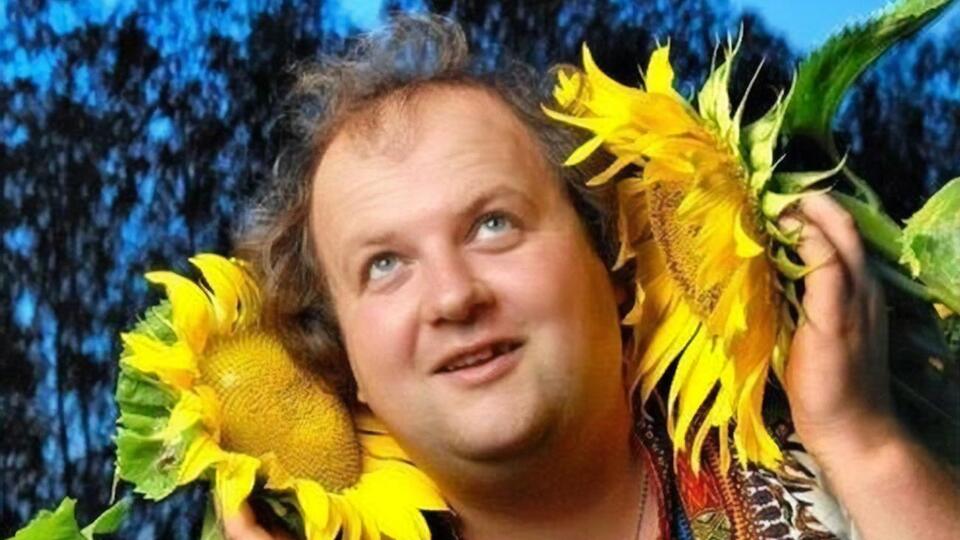 По словам Бронюка, девушки из "ассоциация Лилек" часто обращались к нему с просьбой написать трек в честь их имен