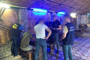 По данным следствия, военный получил $1,5 тыс. в качестве взятки