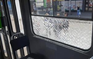Унаслідок стрілянини пошкоджено скло і двері першого вагона трамвая