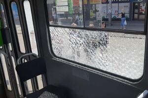 Унаслідок стрілянини пошкоджено скло і двері першого вагона трамвая