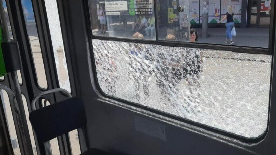 Унаслідок стрілянини пошкоджено скло і двері першого вагона трамвая