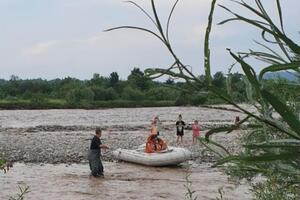 Люди не могли самостійно дістатися берега