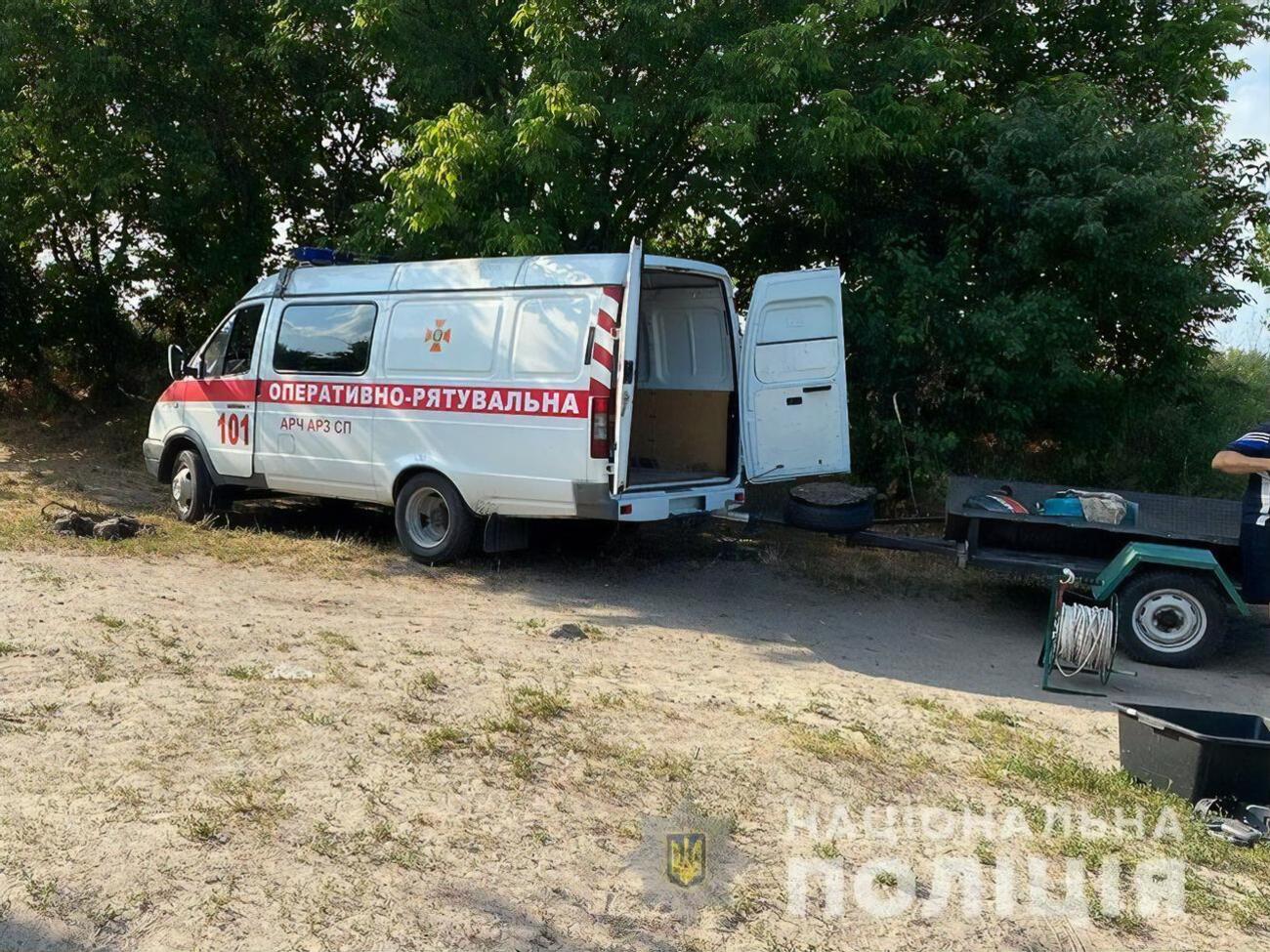 Дитина відпочивала на березі озера з матір'ю
