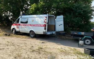 Дитина відпочивала на березі озера з матір'ю