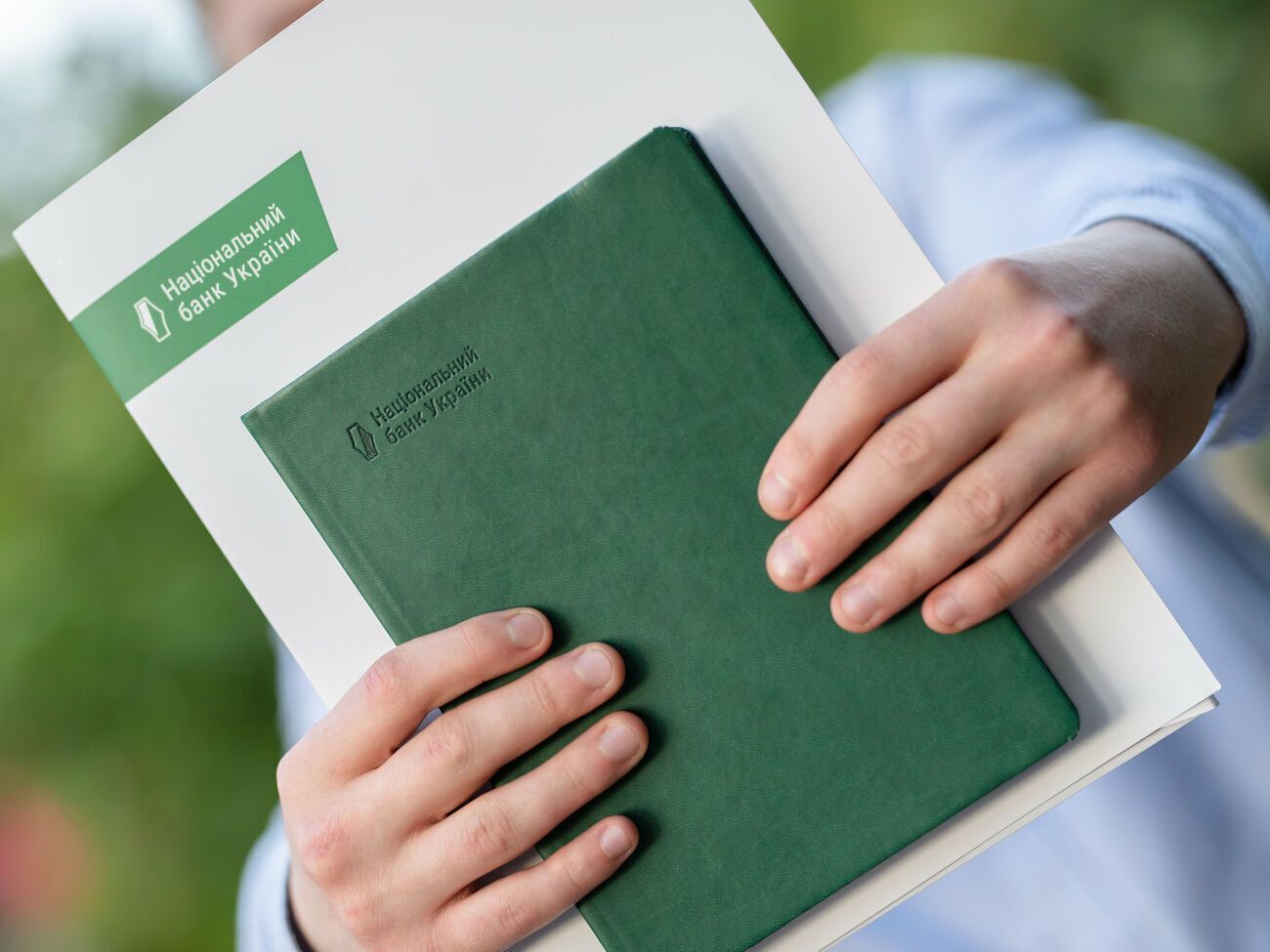 НБУ опитав 100 експертів