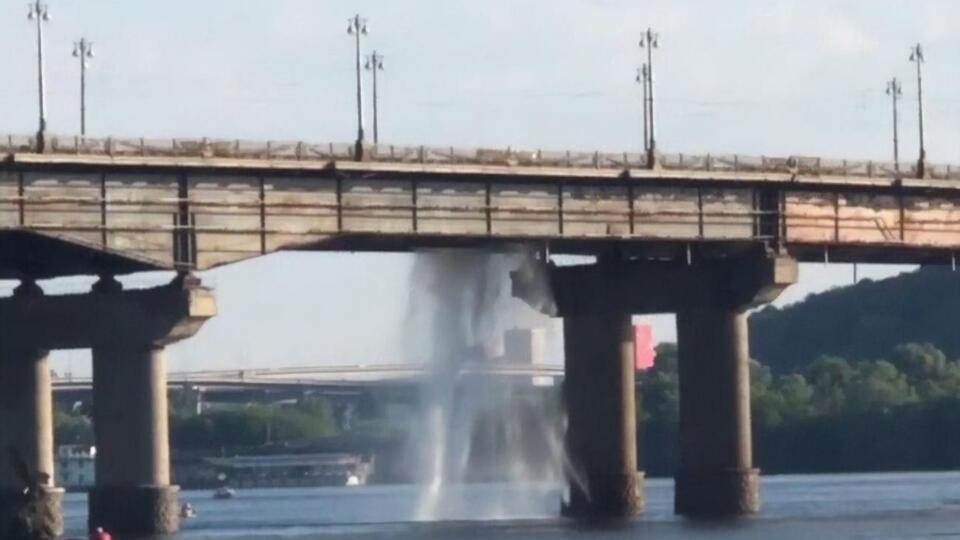 Минулого разу тепломагістраль на мосту Патона прорвало 2 липня