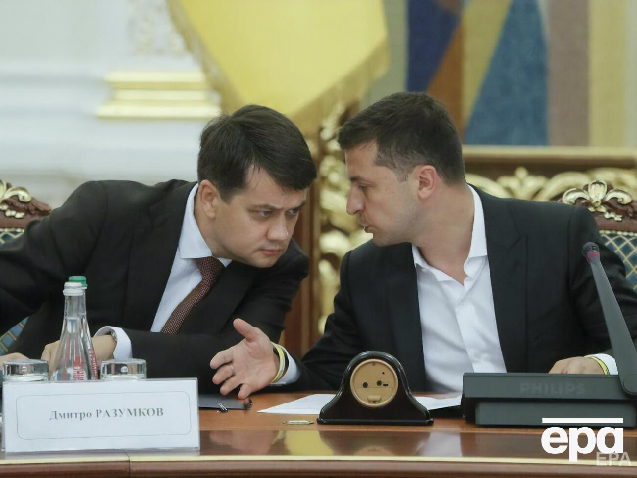 Зеленський (праворуч) написав лист Разумкову із проханням скликати позачергове засідання Ради
