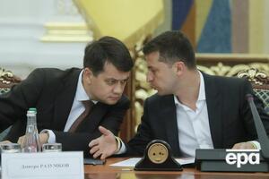 Зеленский (справа) написал письмо Разумкову с просьбой созыва внеочередного заседания Рады