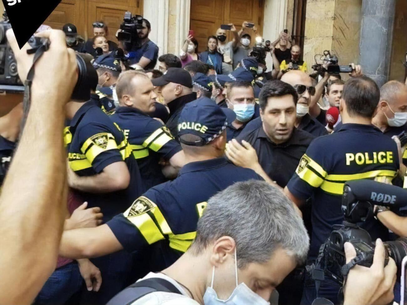 Опозиція вимагає відставки уряду після смерті оператора телеканала "Пірвелі"