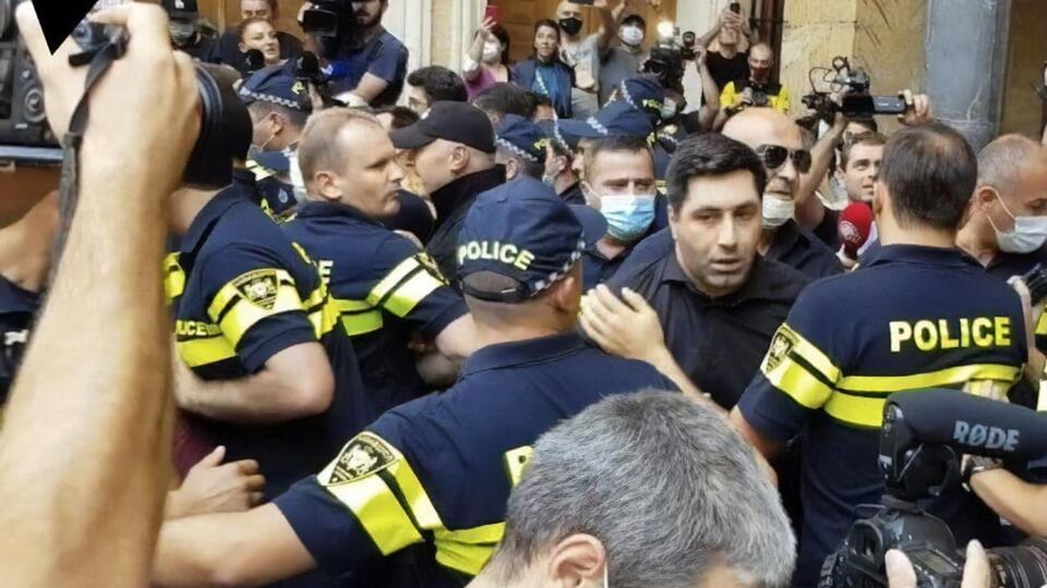 Опозиція вимагає відставки уряду після смерті оператора телеканала "Пірвелі"