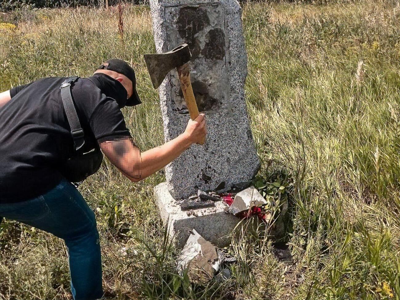 Под Харьковом снесли "памятник дружбы украинского и русского народов"
