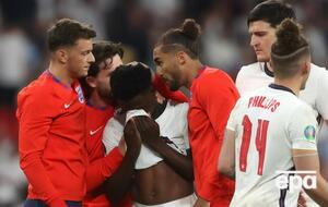 Букайо Сака (в центре), как и еще два игрока, не смог забить Италии в финальной серии пенальти