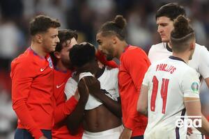 Букайо Сака (в центрі), як і ще двоє гравців, не зміг забити Італії у фінальній серії пенальті