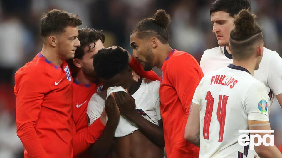 Букайо Сака (в центре), как и еще два игрока, не смог забить Италии в финальной серии пенальти