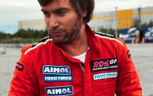 По словам свидетелей, желтый Porsche Куренбина на большой скорости слетел в кювет, после чего врезался в опору ЛЭП