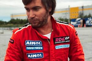 За словами свідків, жовтий Porsche Куренбіна на великій швидкості злетів у кювет, після чого врізався в опору ЛЕП