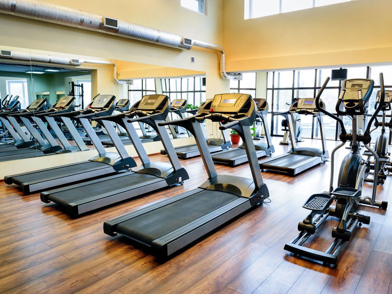 Деякі опозиційні політики назвали такі обмеження "нісенітницею"