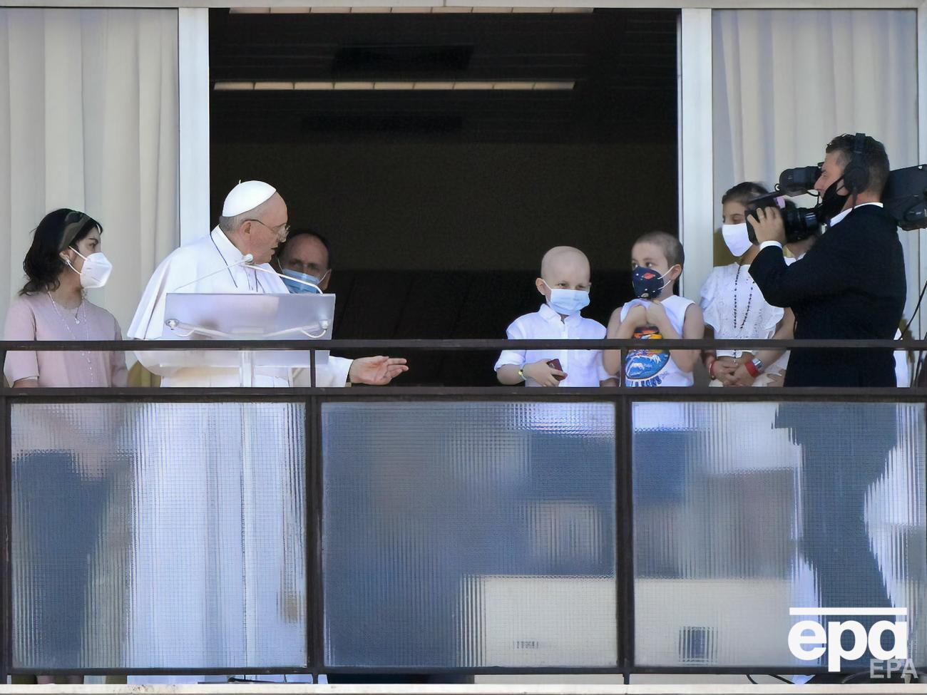 Вместе с папой Франциском во время чтения молитвы были несколько детей &ndash; пациентов больницы
