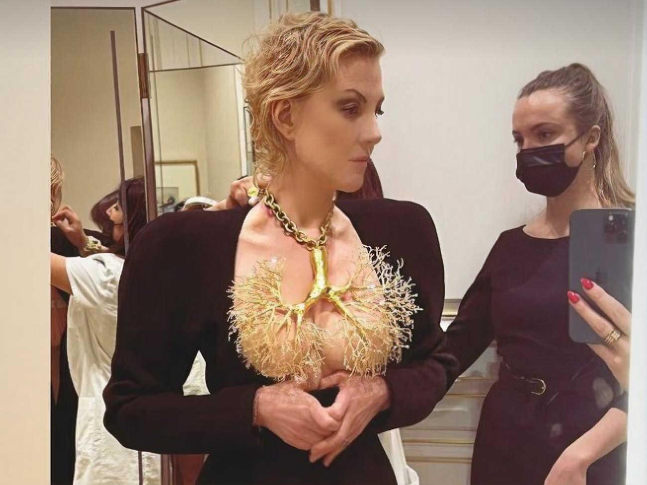 Згідно із задумом дизайнера, декольте Литвинової прикрите масивним позолоченим кольє у вигляді бронхів